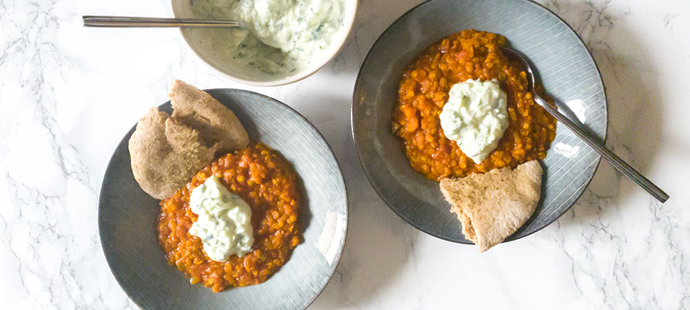 To skåle med dhal, brød og tzatziki