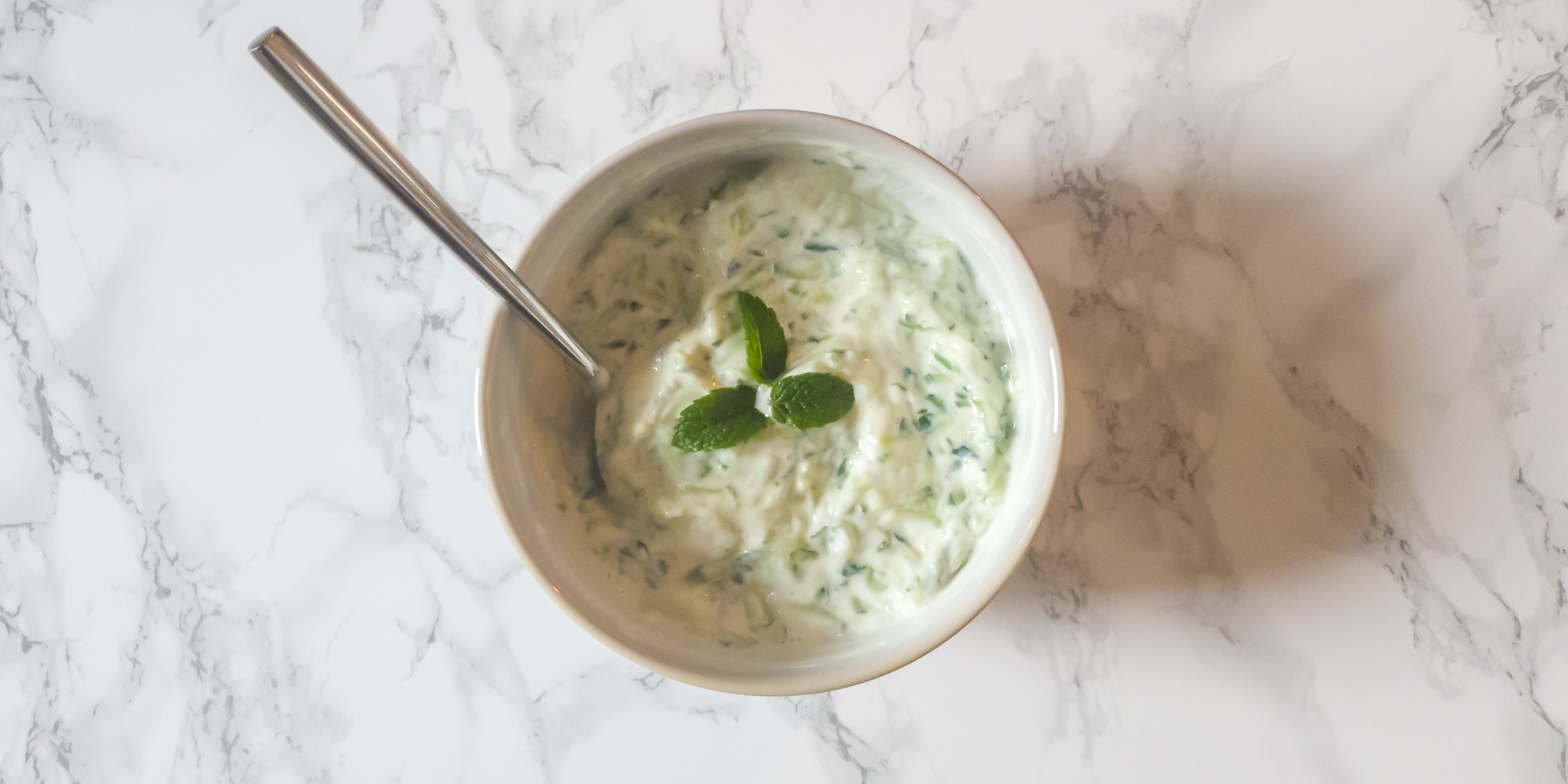 En skål med vegansk tzatziki