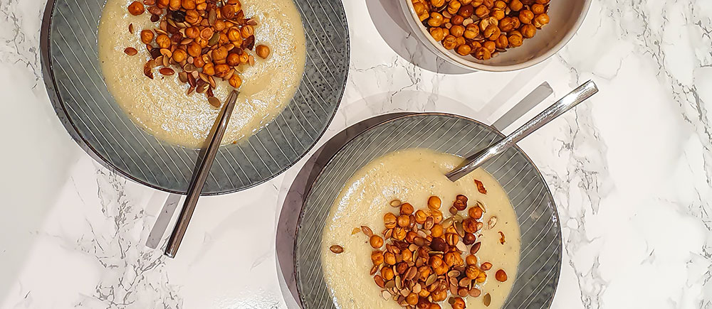 Jordskokkesuppe med kikærter og græskarkerner på toppen