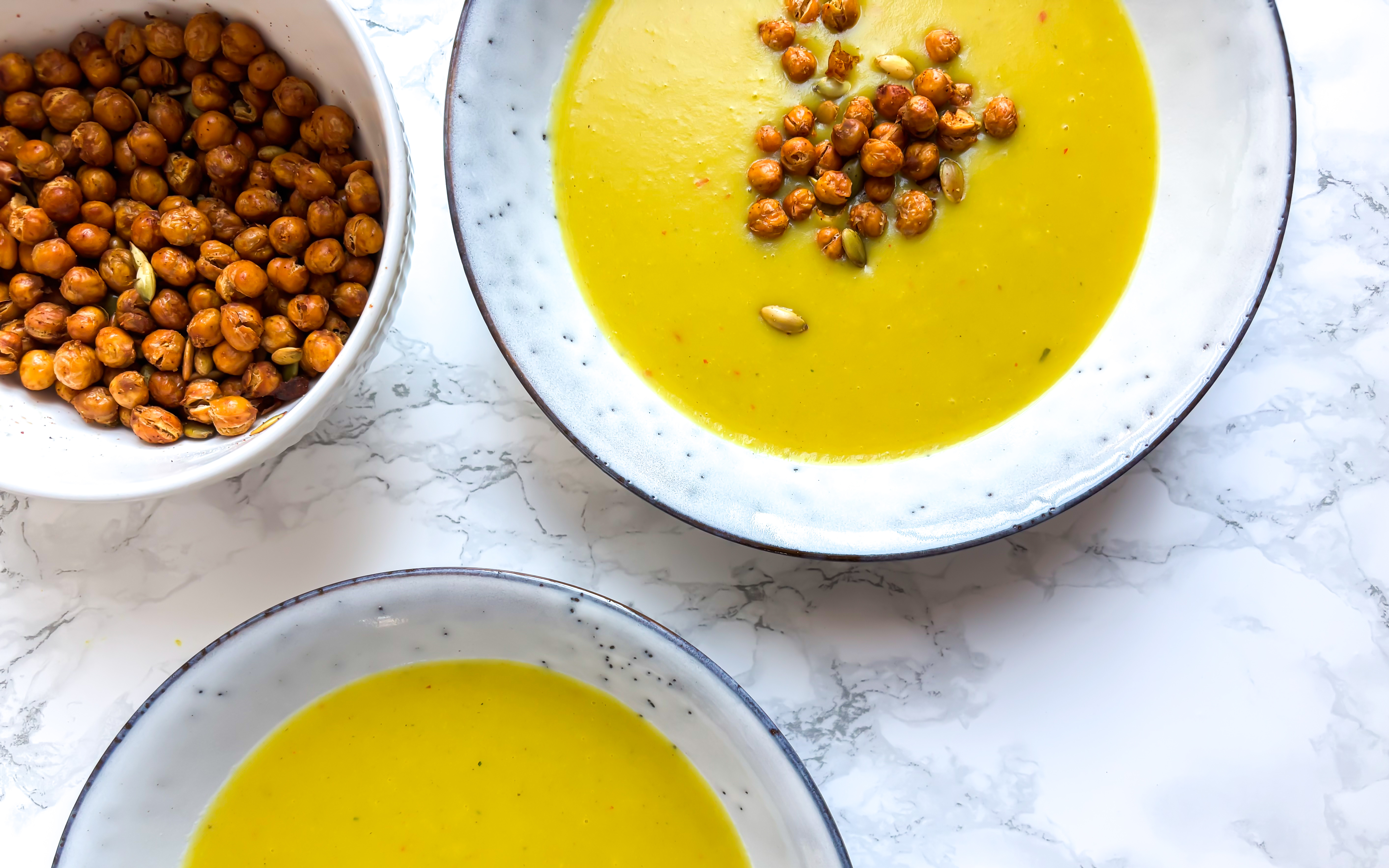 Kartoffelsuppe med kikærter og græskarkerner på toppen